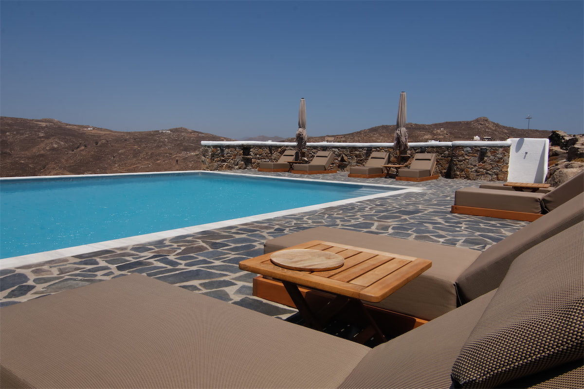 Thronos Suites